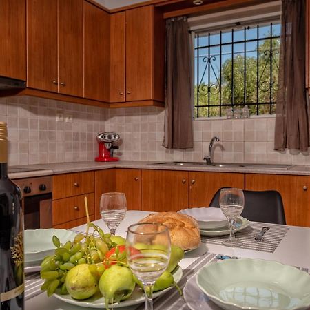 Ruvelis Villa Fiolitis ภายนอก รูปภาพ